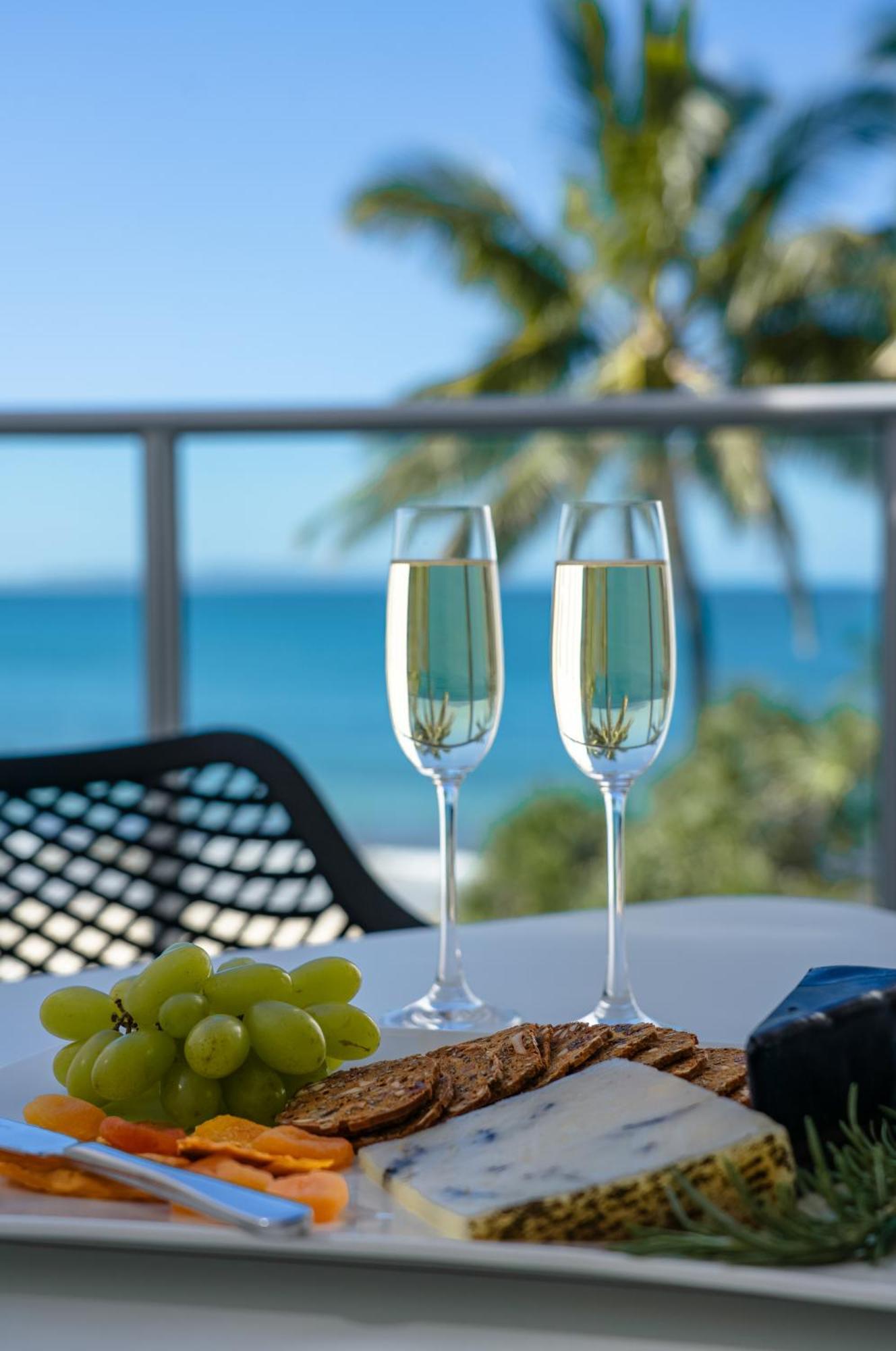 On The Beach Noosa Resort Экстерьер фото